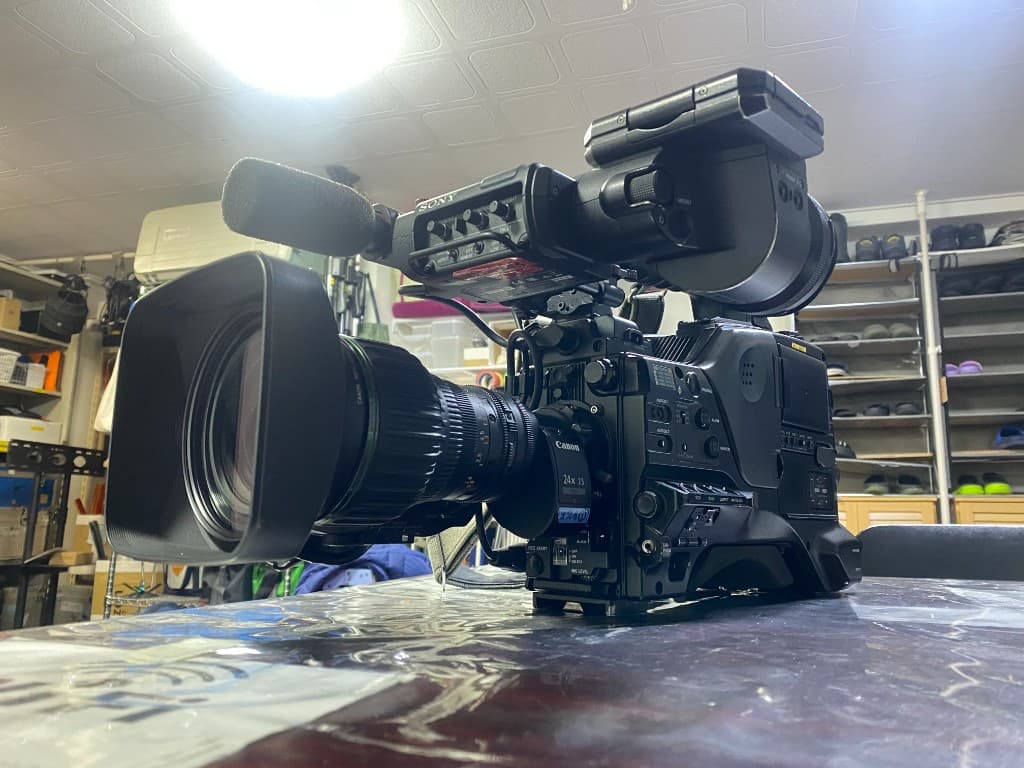 業務用ビデオカメラにCanonレンズとショットガンマイクを装着したプロ用撮影機材